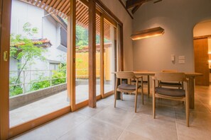 In-room safe, iron/ironing board, free WiFi, bed sheets - AMAZA (Himi)