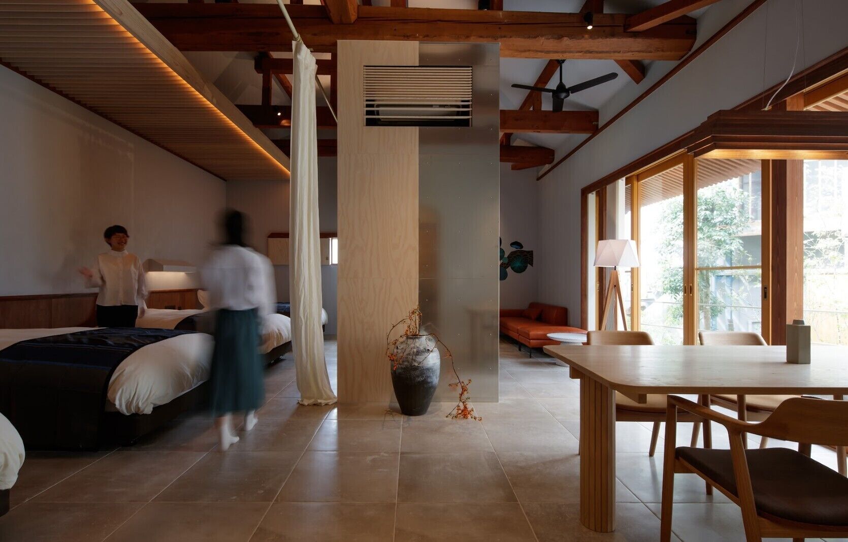 Caja de seguridad en la habitación y tabla de planchar con plancha 