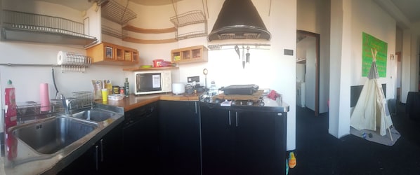 Réfrigérateur, micro-ondes, lave-vaisselle, cafetière/bouilloire