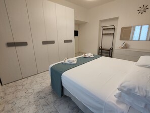 2 bedrooms, iron/ironing board, travel cot, free WiFi