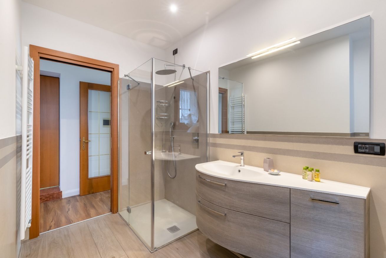 Douche, sèche-cheveux, bidet, serviettes fournies