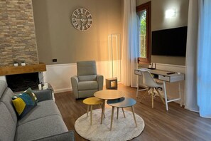 Televisión de pantalla plana y chimenea 