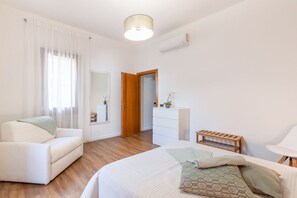 1 habitación, escritorio, tabla de planchar con plancha y internet 