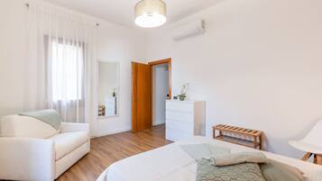 1 Schlafzimmer, BĂŒgeleisen/BĂŒgelbrett, Internetzugang, BettwĂ€sche