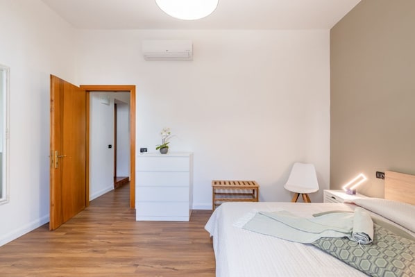 1 habitación, escritorio, tabla de planchar con plancha y internet 