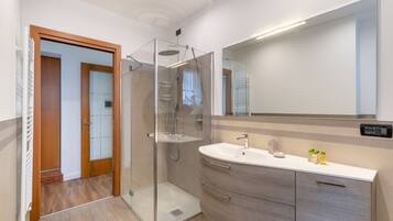 Doccia, asciugacapelli, bidet, asciugamani