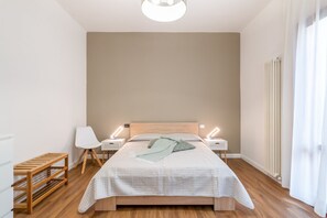 1 habitación, escritorio, tabla de planchar con plancha y internet 