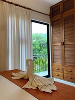 Apartamento familiar, 2 habitaciones, balcón, vistas a la playa | Ropa de cama de alta calidad, edredones de plumas, caja fuerte