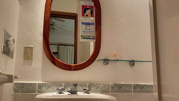 Apartamento família, 2 quartos, sacada, vista para a praia | Banheiro | Banheira, toalhas de banho