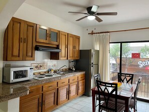 Family Apartment, 2 Bedrooms, Balcony, Beach View | Private kitchen | Full-size fridge, microwave, oven, blender - Quinta Sea (Playa del Carmen)