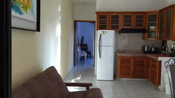 Departamento familiar, 1 habitación, balcón, vista a la playa | Cocina privada | Refrigerador con congelador, microondas, horno y licuadora