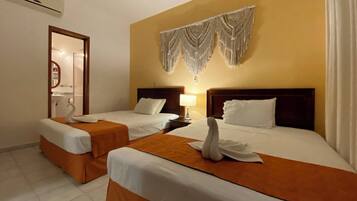 Apartamento família, 2 quartos, sacada, vista para a praia | 1 quarto, roupas de cama premium, edredons de pluma, cofres nos quartos