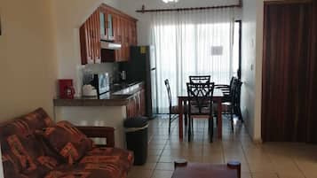 Departamento familiar, 2 habitaciones, balcón, vista a la playa | Área de sala de estar | Smart TV de 38 pulgadas con canales por cable y Netflix