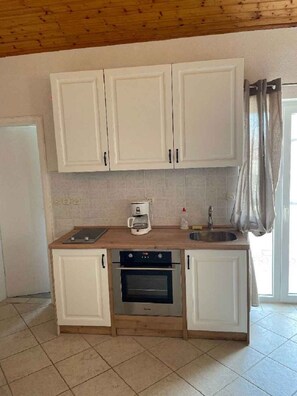Geladeira, cooktop, torradeira, talheres/pratos/utensílios de cozinha
