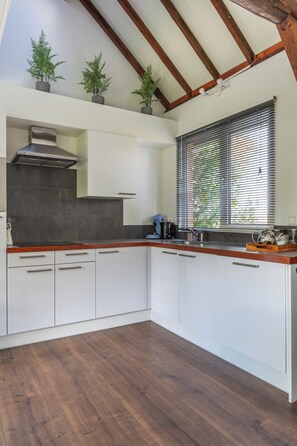 Réfrigérateur, four à micro-ondes, lave-vaisselle, cafetière-théière