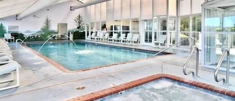 Een binnenzwembad en een verwarmd zwembad