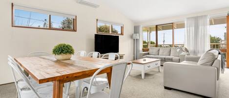 Fernseher, Kamin, Tischtennisplatte, Bücher