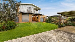 Exterior - Views on Broadway - Pet friendly 4 bedroom home (San Remo)