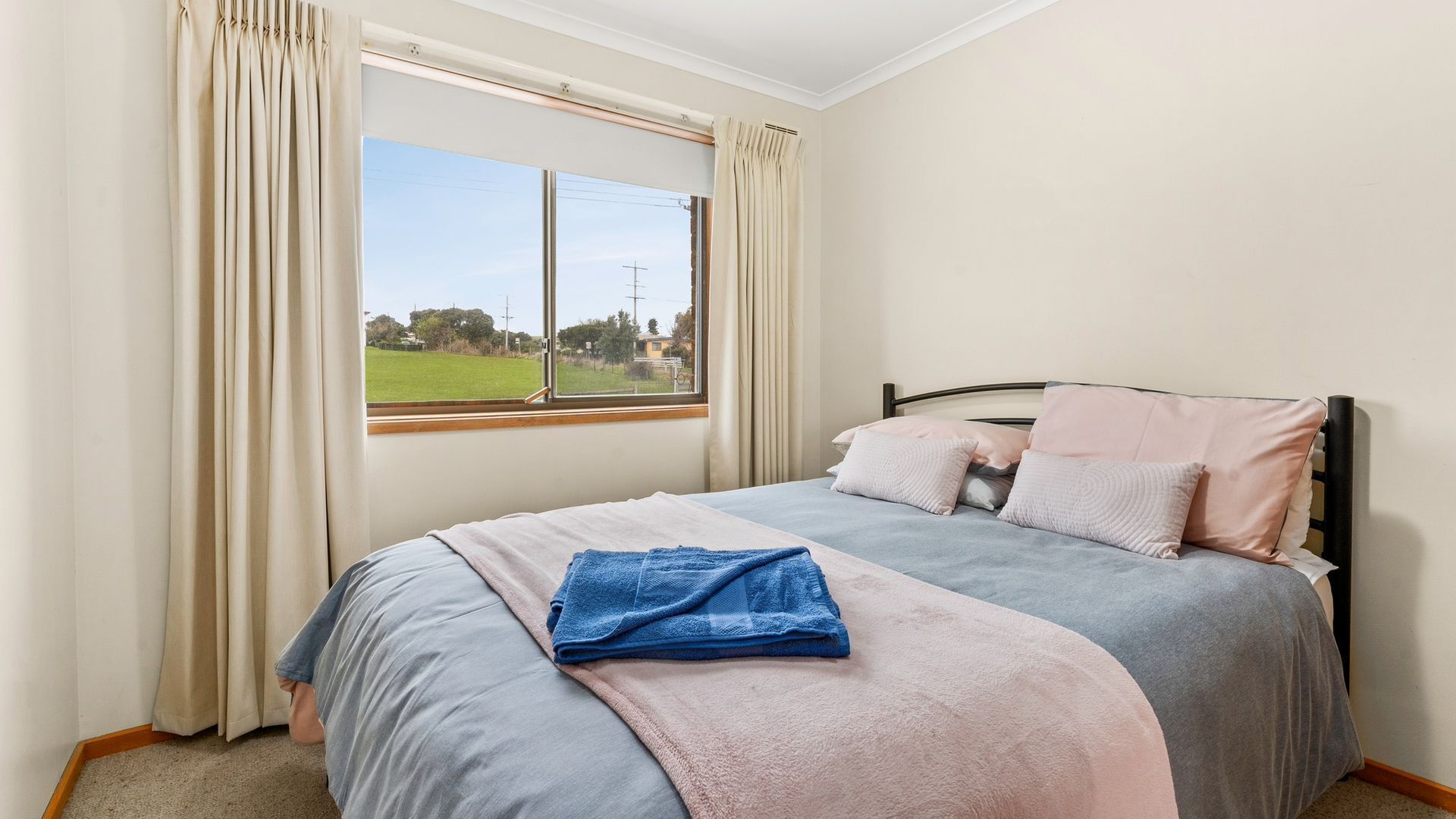 4 bedrooms, iron/ironing board, travel cot, Internet