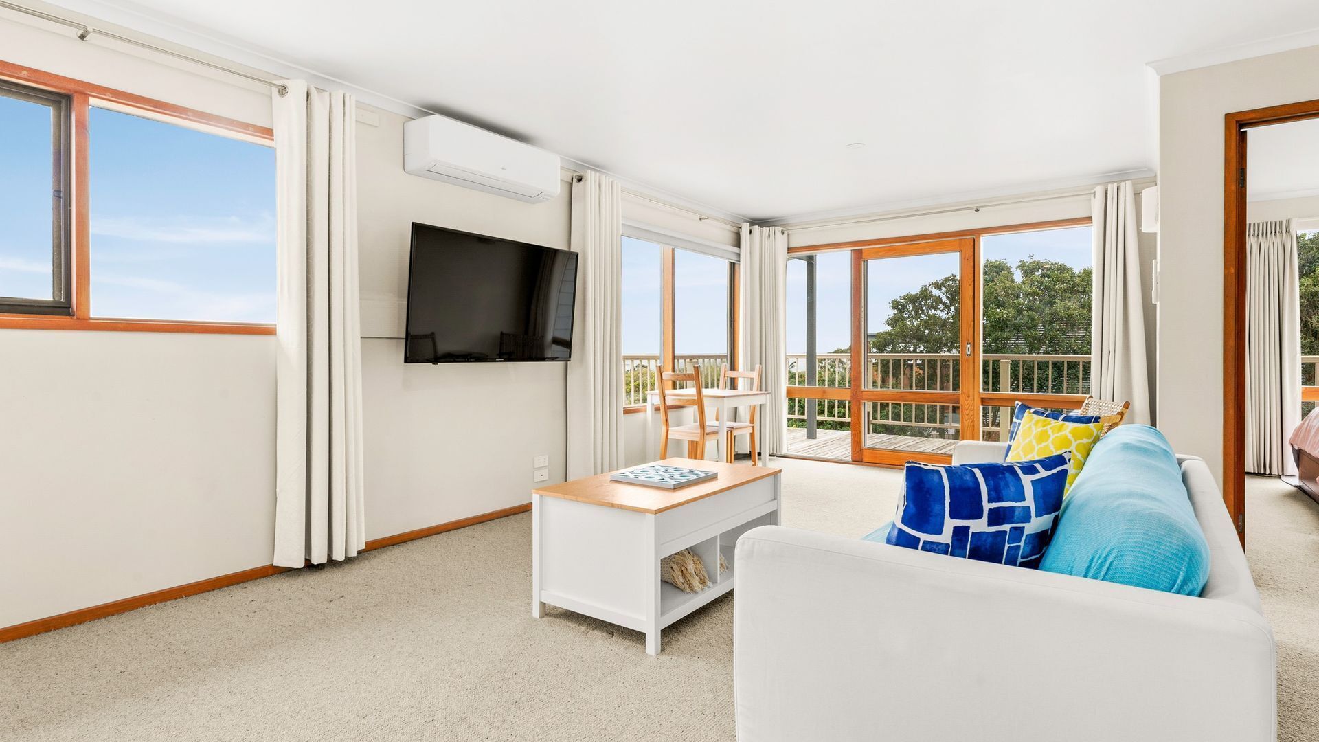 Televisio, takka, pöytätennispöytä, kirjoja