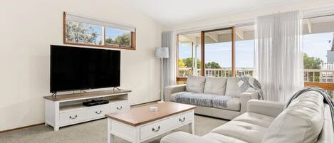 تلفزيون، مدفأة، تنس طاولة، كُتُب