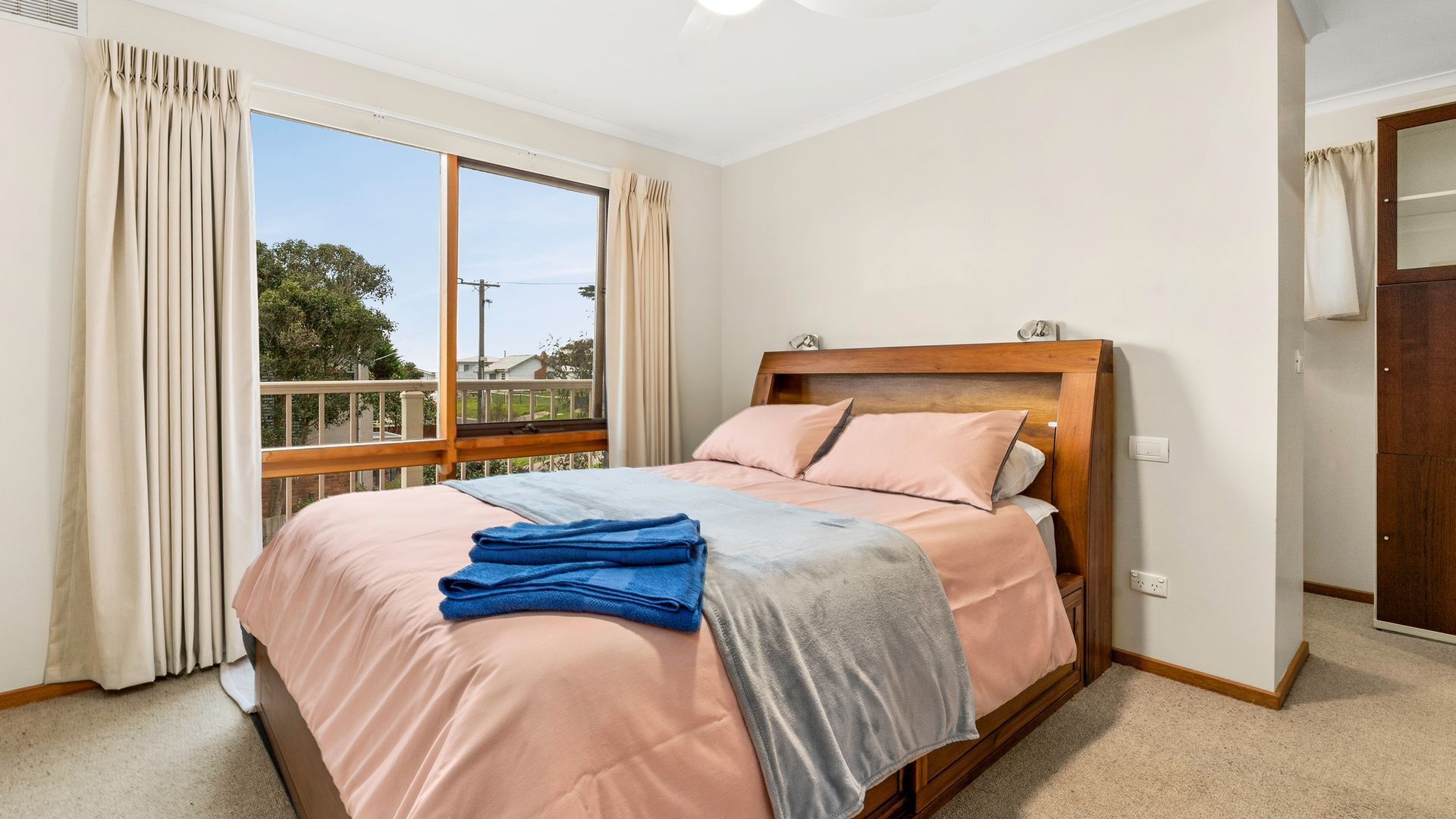 4 bedrooms, iron/ironing board, travel cot, Internet
