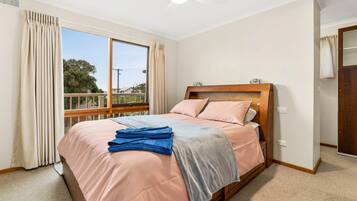 4 bedrooms, iron/ironing board, travel cot, Internet