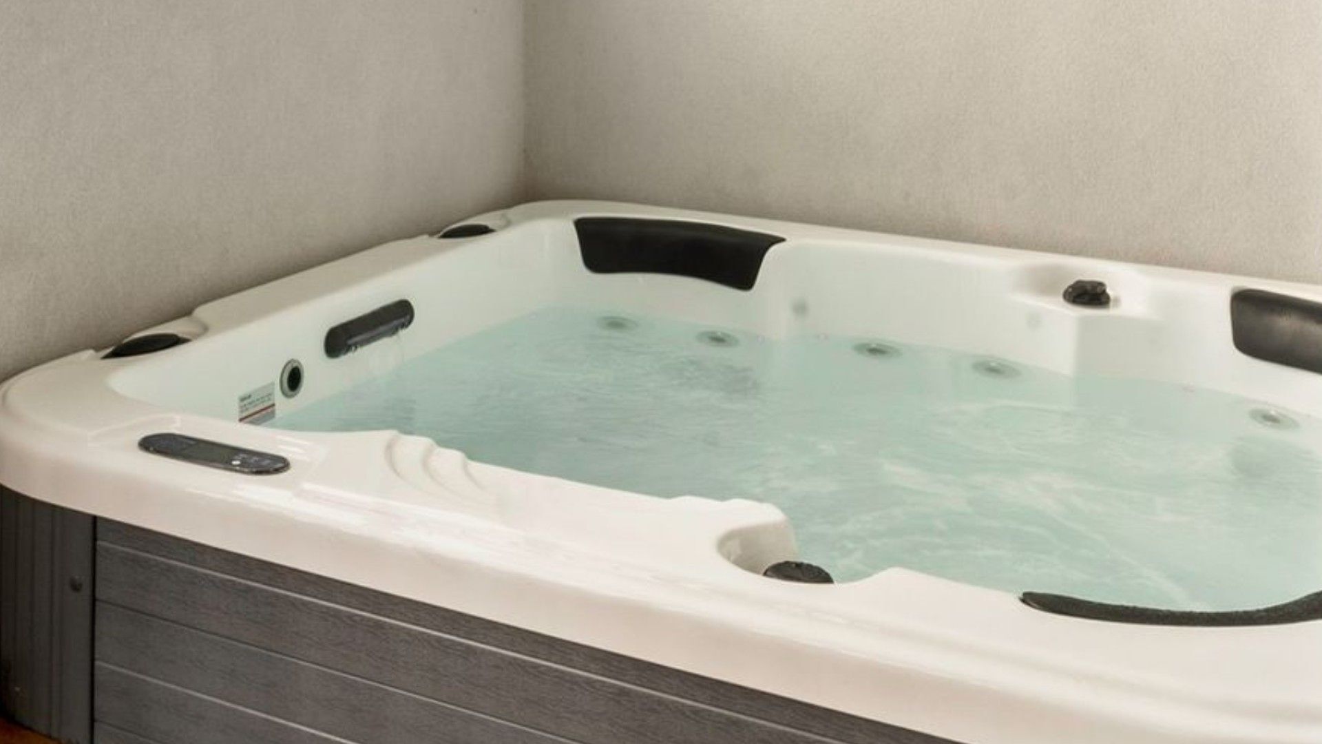Indoor spa tub