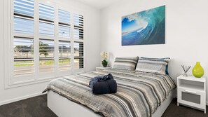 6 عدّة غرف نوم ومكواة/لوح كي وسرير سفر وخدمة الإنترنت