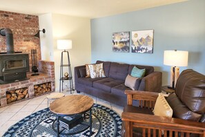 TV, caminetto, tavolo da calcetto, libri