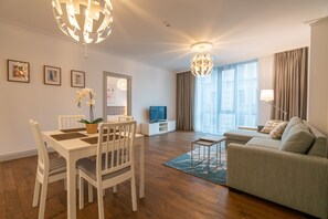 Apartamento de diseño, 1 habitación | Zona de estar | Smart TV de 50 cm con canales digitales, una televisión