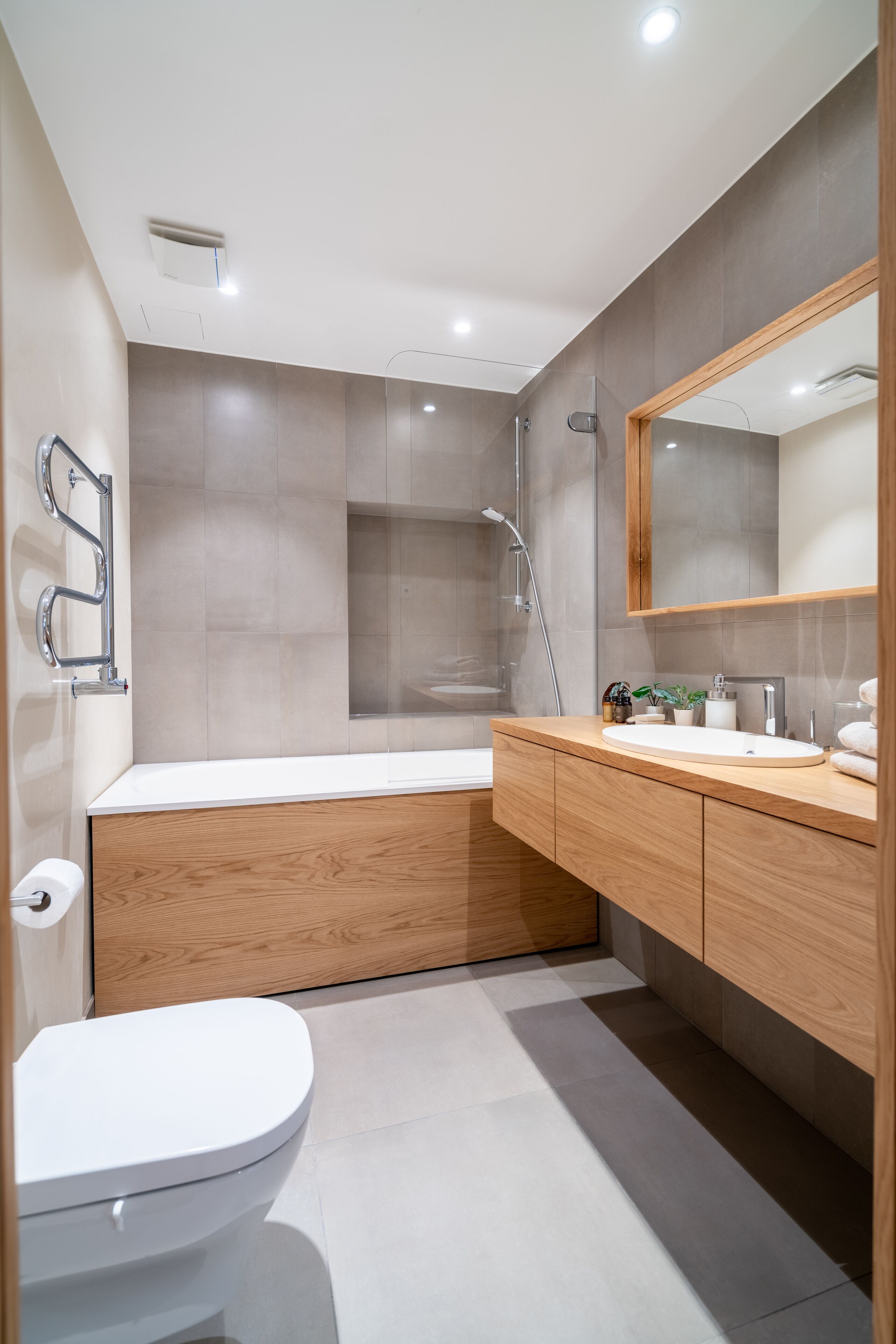 Design Apartment | Bathroom | Hydromassage showerhead, free toiletries, hair dryer, slippers