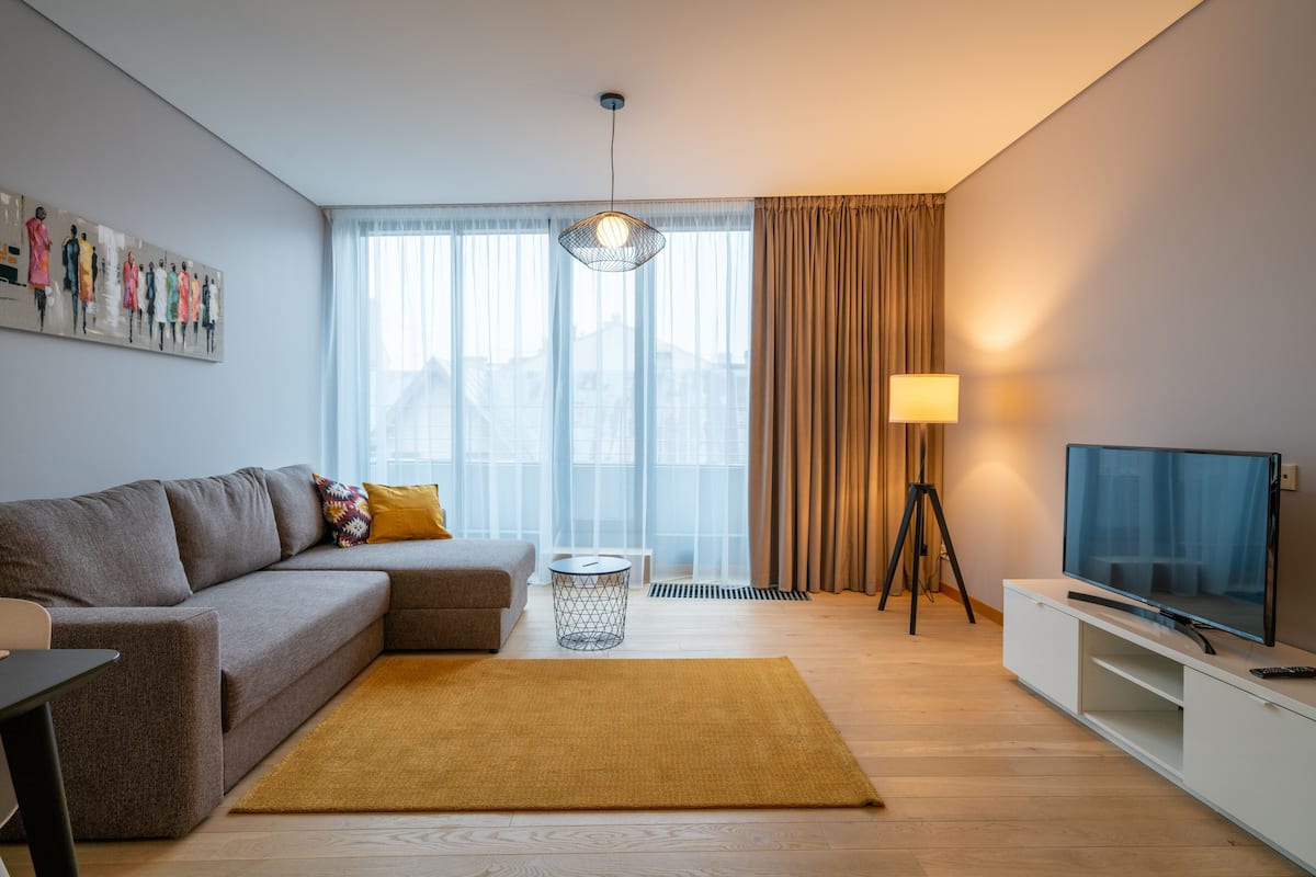 Departamento Deluxe | Área de sala de estar | Smart TV de 50 cm con canales digitales y televisión