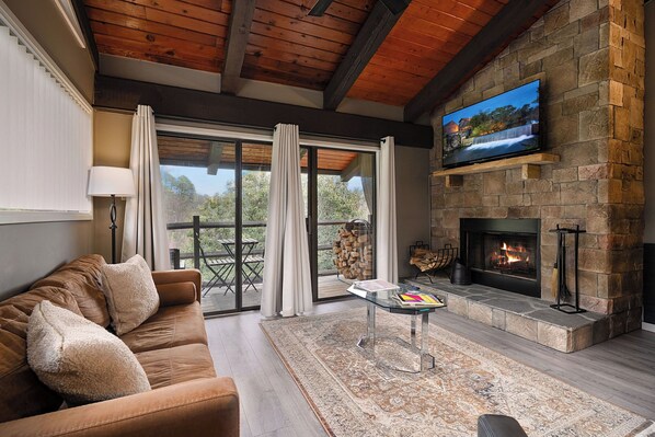 スマートテレビ、暖炉、テレビゲーム、卓球台