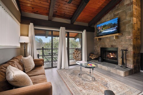 *Mid-Century Modern Condo:, king bedroom + loft, full kitchen, Wifi, FREE ticket