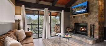 *Mid-Century Modern Condo:, king bedroom + loft, full kitchen, Wifi, FREE ticket