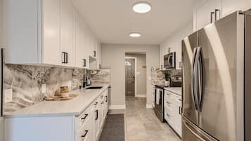 Frigorifero, microonde, forno, piano cottura