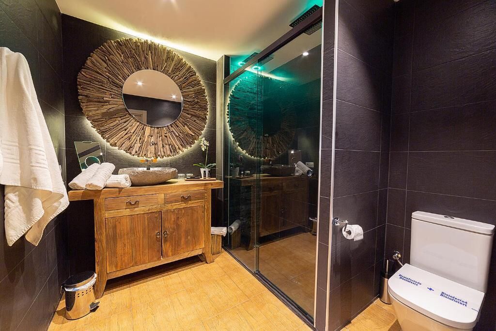 Suite estudio romántica | Baño | Secador de pelo, jabón, champú y papel higiénico