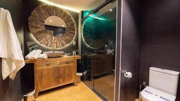 Suite estudio romántica | Baño | Secador de pelo, jabón, champú y papel higiénico