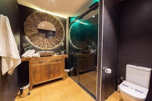 Romantic Studio Suite | Bathroom | Hair dryer, soap, shampoo, toilet paper - Hospederia Casa Martell (Daroca)