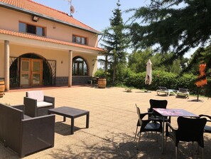 Verduisterende gordijnen, geluiddichte muren, babybedden (toeslag)