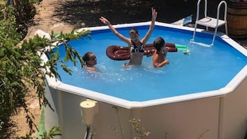 Een seizoensgebonden buitenzwembad