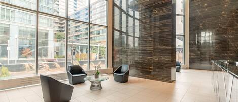 Área de estar no saguão