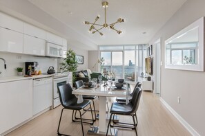 Luxury Apartment, 2 Bedrooms, Balcony, Lake View | Dining room - GLOBALSTAY. Fabulous Toronto Condo (Toronto)
