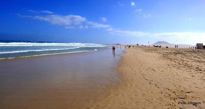 Luxury air conditioned Villa with large gardens private heated pool free WiFi.