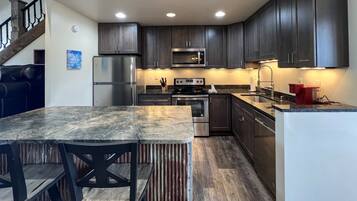 Kylskåp, mikrovågsugn, ugn och spishäll