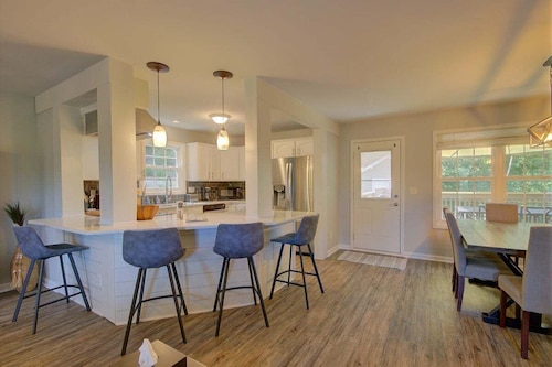 Firefly Hideaway near Asheville w/hot tub, free Biltmore pass, fire pit and fenced back yard