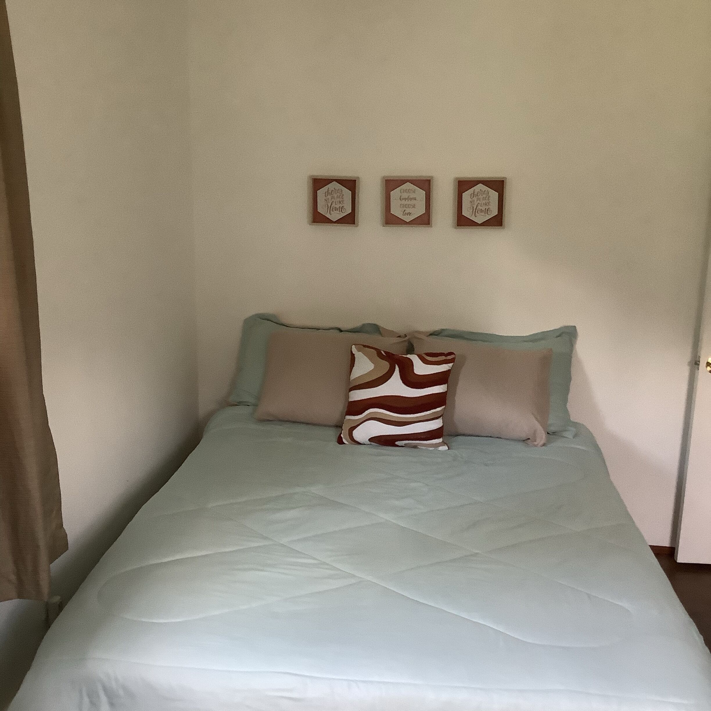 Spacious home with Firepit  and access to River