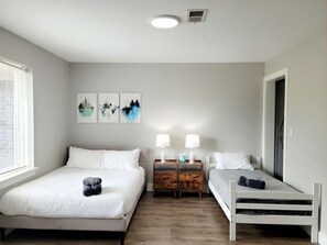 5 bedrooms, iron/ironing board, WiFi, bed sheets - Ridgefield Estate, 5BED, Backyard, Games (Plano)