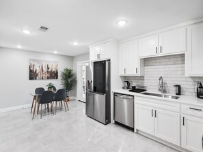 Fridge, microwave, oven, stovetop - Ridgefield Estate, 5BED, Backyard, Games (Plano)